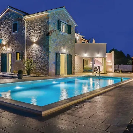 Four Bedroom Holiday In Zaton * Zaton (Sibenik-Knin)