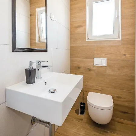 Four Bedroom Holiday In Zaton Holiday home