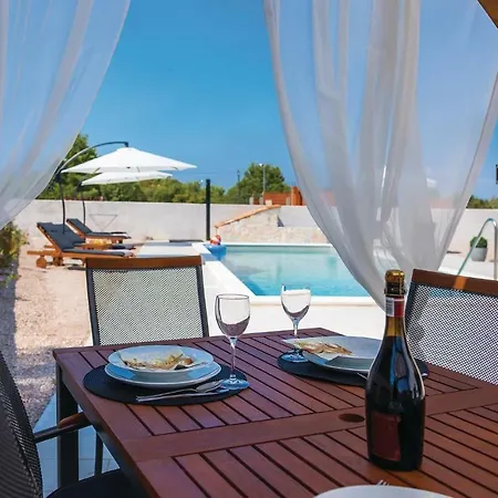 Four Bedroom Holiday In Zaton Holiday home