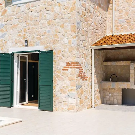 Four Bedroom Holiday In Zaton *