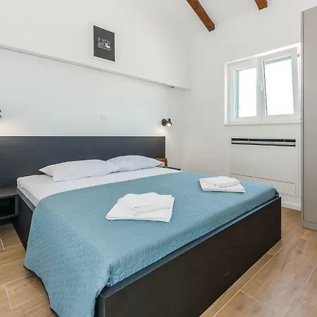 Four Bedroom Holiday In Zaton *