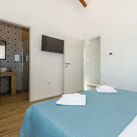 Four Bedroom Holiday In Zaton *