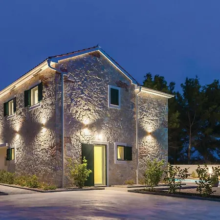 Four Bedroom Holiday In Zaton *